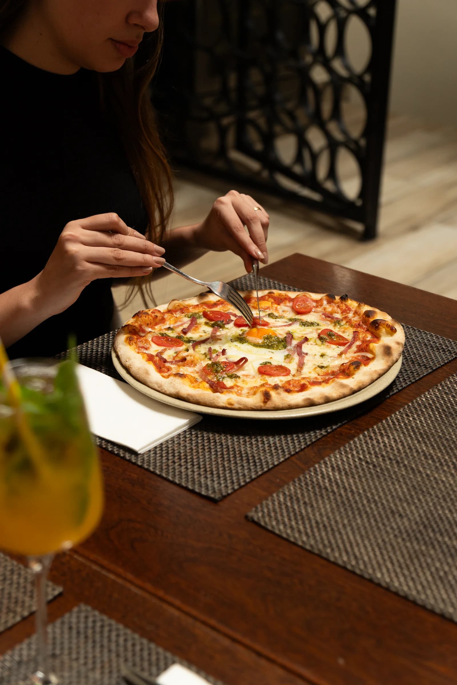 Pizza al pesto servida na mesa