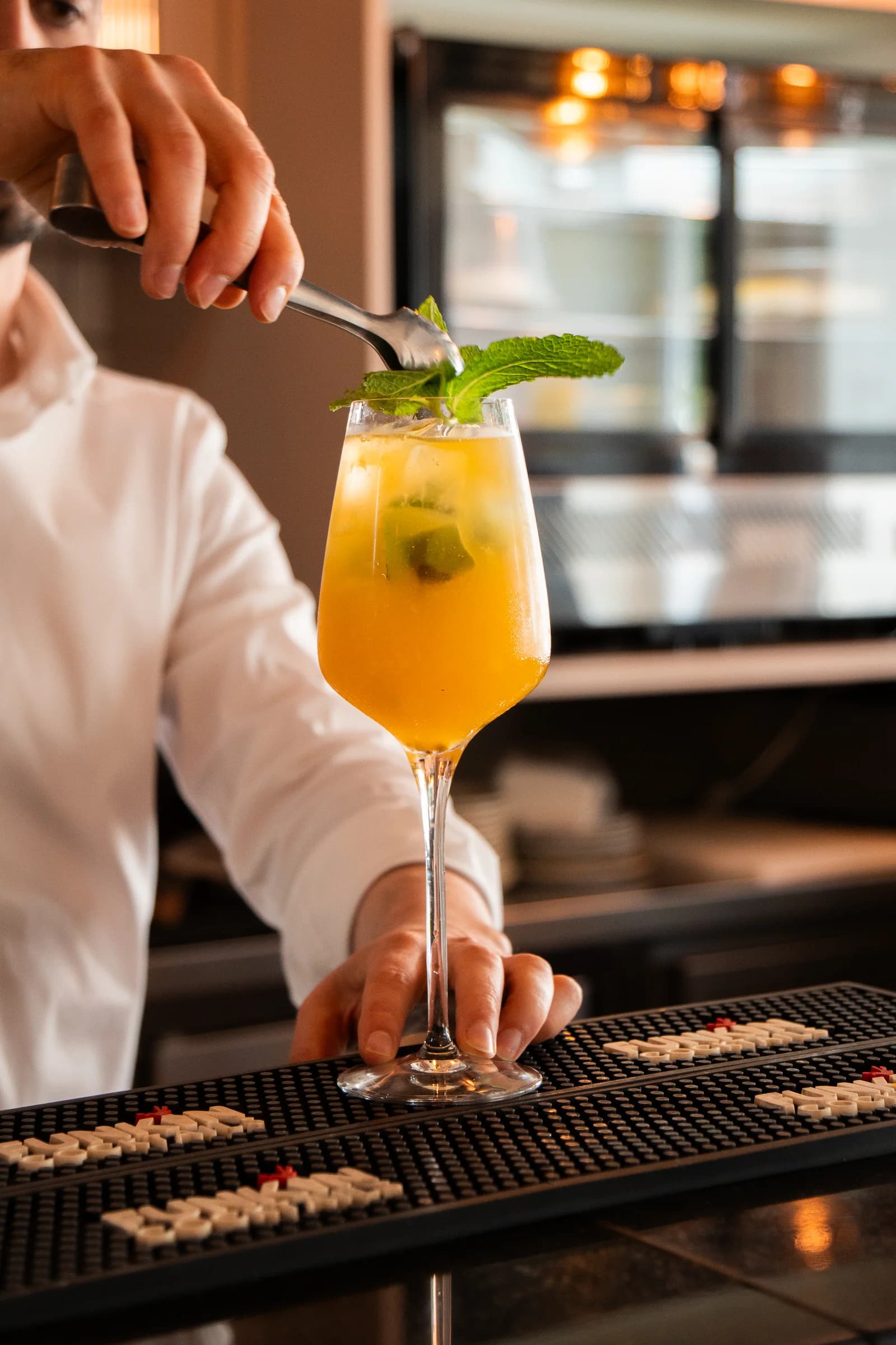 Bartender a preparar cocktail com menta